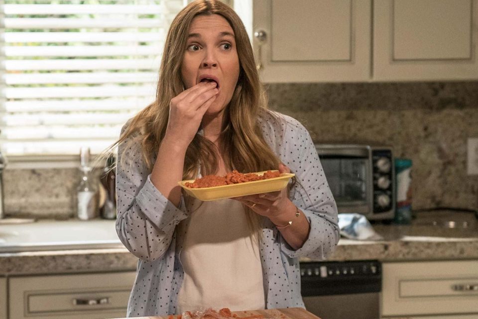 Neue Serie: Ab dem 3. Februar ist Drew Barrymore in der Horror-Comedy "Santa Clarita Diet" bei Netflix zu sehen. Sie spielt eine Frau, die großen Hunger auf Menschenfleisch verspürt... Neue Serie: Ab dem 3. Februar ist Drew Barrymore in der Horror-Comedy "Santa Clarita Diet" bei Netflix zu sehen. Sie spielt eine Frau, die großen Hunger auf Menschenfleisch verspürt...