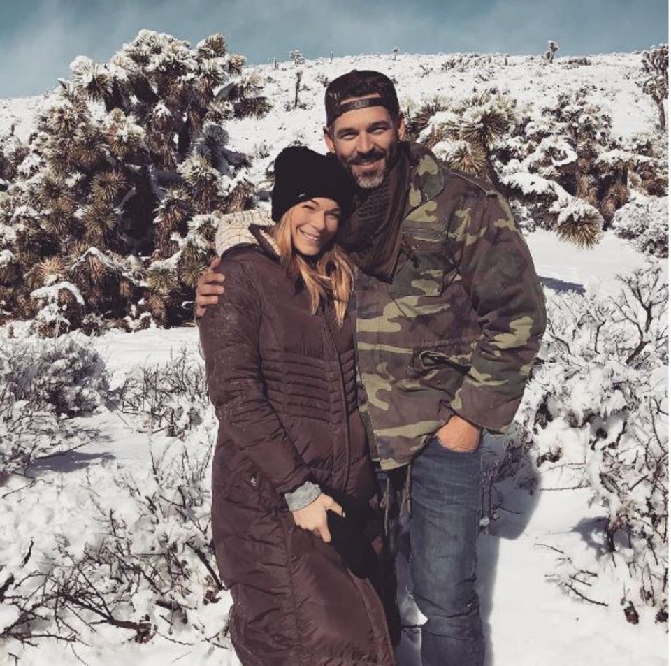 "Snow Bunnies" - postet LeAnn Rimes zu dem Foto von ihr und Eddie Cibrian. Das Paar genießt den freien schneeweißen Neujahrstag. "Snow Bunnies" - postet LeAnn Rimes zu dem Foto von ihr und Eddie Cibrian. Das Paar genießt den freien schneeweißen Neujahrstag.