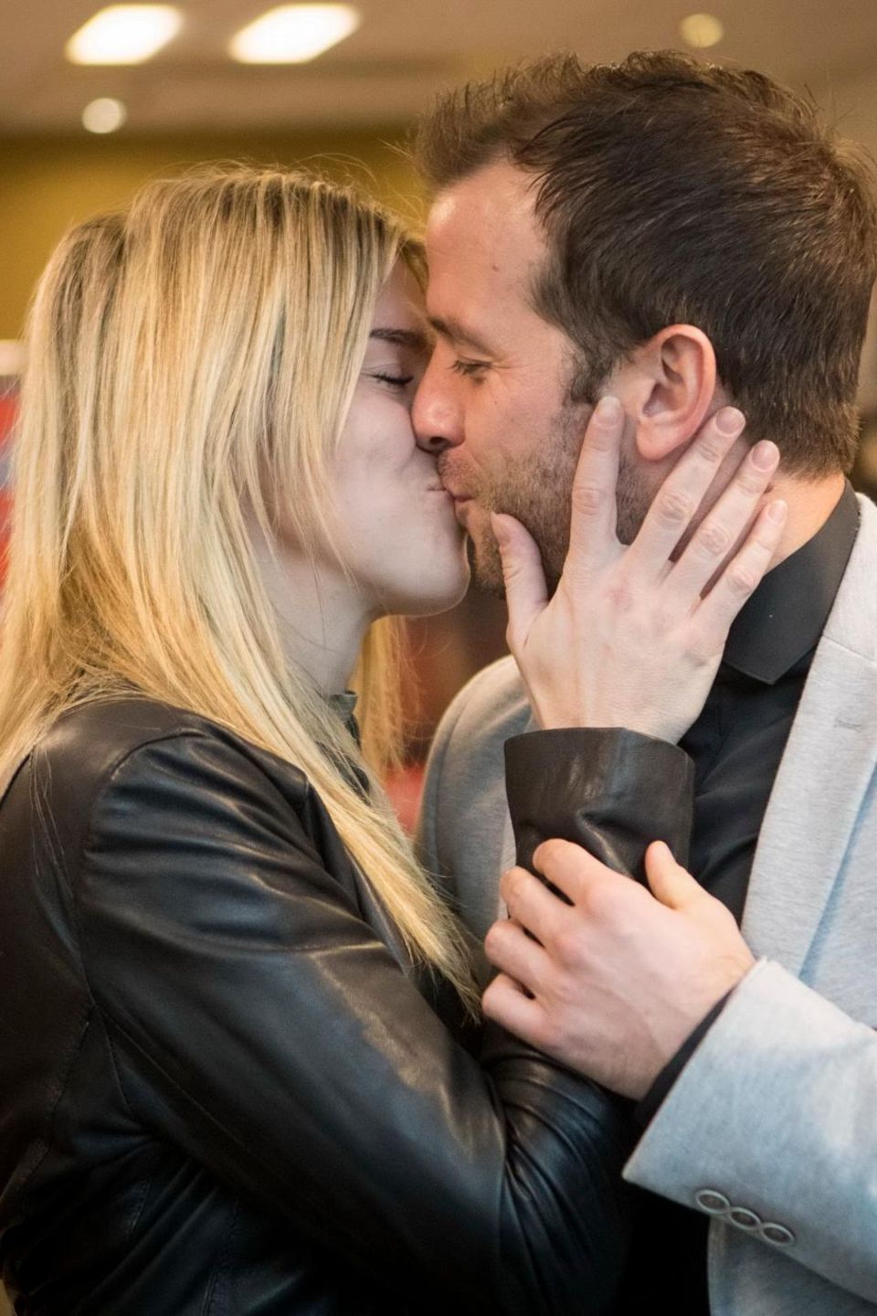Ein Kuss für die zukünftige Mama: Rafael van der Vaart knutscht seine Estavana Polman. Ein Kuss für die zukünftige Mama: Rafael van der Vaart knutscht seine Estavana Polman.