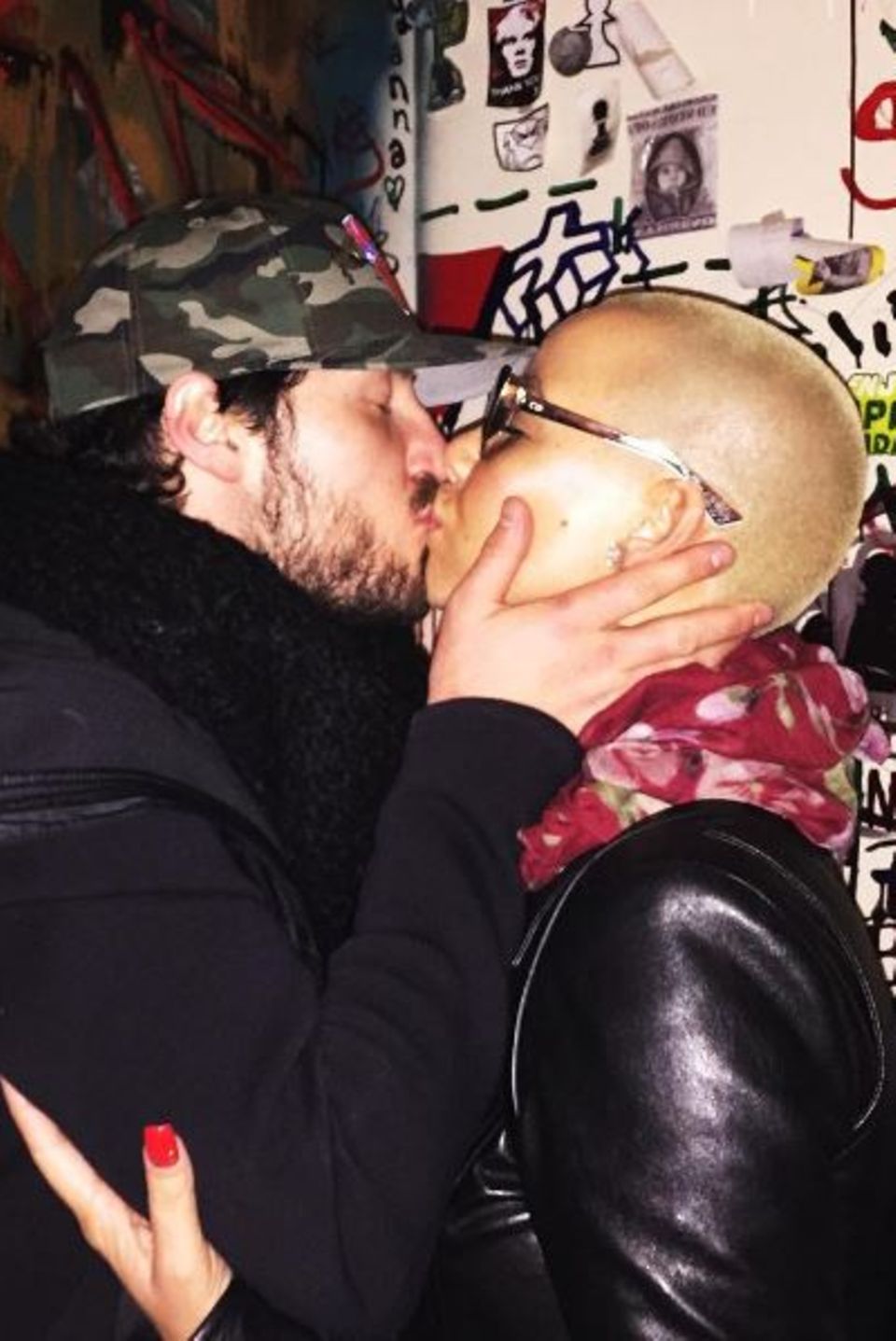 Amber Rose und Tänzer Valentin Chmerkovskiy sind ein Paar! Die Gerüchteküche brodelt schon eine geraume Zeit, mit diesem eindeutigen Kussbild bestätigt der Star persönlich, wem ihre Liebe gehört.