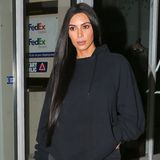 Was soll das denn sein? Kim Kardashian präsentiert sich in einem schwarzen Hoodie und einer schön gemusterten Strumpfhose. Der restliche Stofffetzen soll eine Hose darstellen.