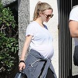 Schauspielerin Amanda Seyfried verkündete erst im November ihre Schwangerschaft. Jetzt zeigt die 31-Jährige stolz ihr Babybäuchlein: Zusammen mit ihrem Hund Finn und ihrem Verlobten Thomas Sadoski spaziert sie durch Los Angeles.