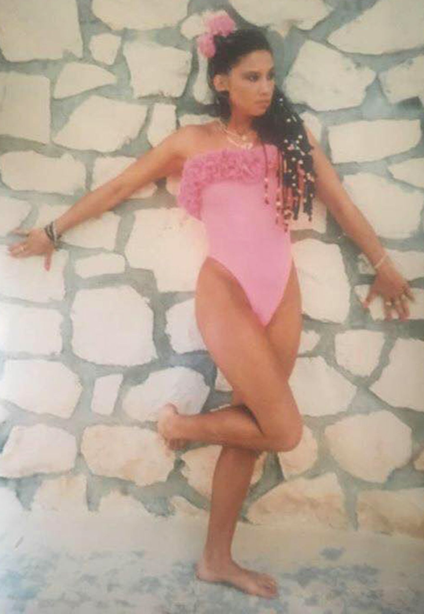 "Sweet 17" schreibt Carmen Geiss zu diesem Foto auf Facebook. Im rosafarbenen Badeanzug und mit wilden Rastazöpfen zeigt sich der Reality-Star in einer sexy Pose.