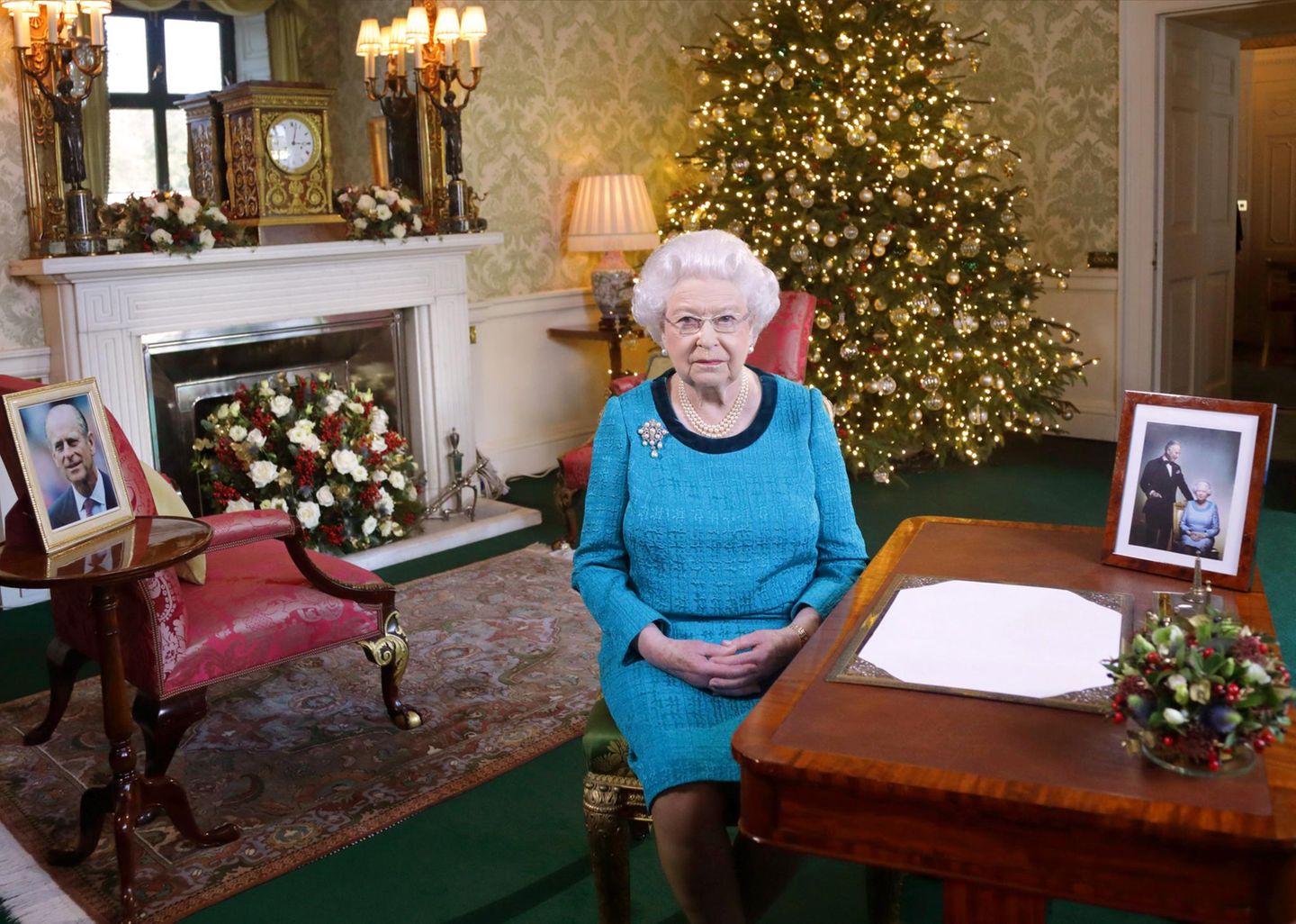 Während ihrer traditionellen Weihnachtsansprache im Fernsehen, lies Königin Elizabeth II. so einigen Nerds das Herz höher schlagen. In ihrem blauen Kleid sorgte ihre Majestät für einen genauso witzigen wie ungewollten Vergleich. Aber sehen Sie selbst ...