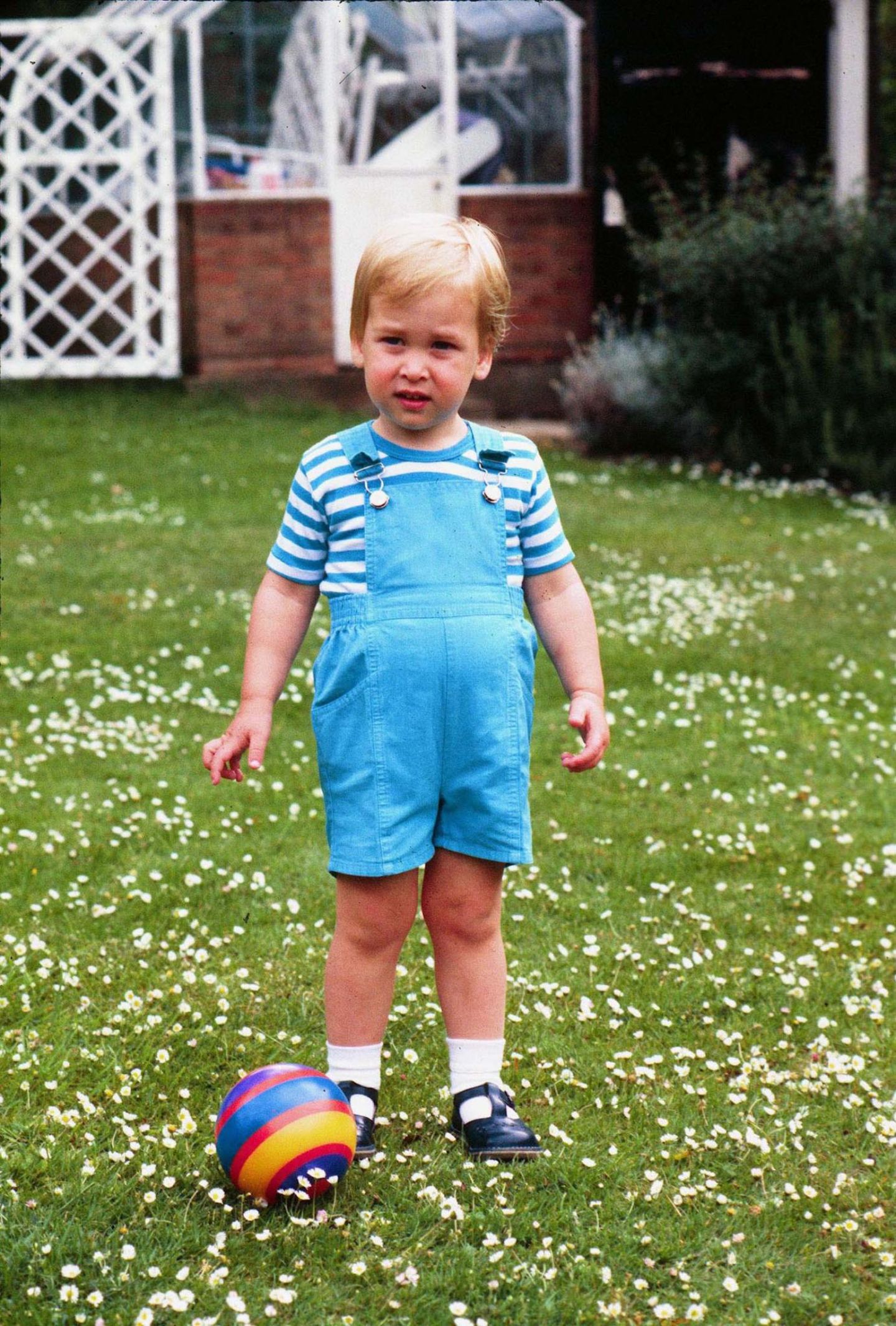 Prinz William feiert seinen zweiten Geburtstag 1984. Im Garten des Kensington Palace gibt es deswegen einen Fototermin, den der kleine Prinz offenbar nicht sonderlich spaßig findet.  Diese Miene kennt man doch?!