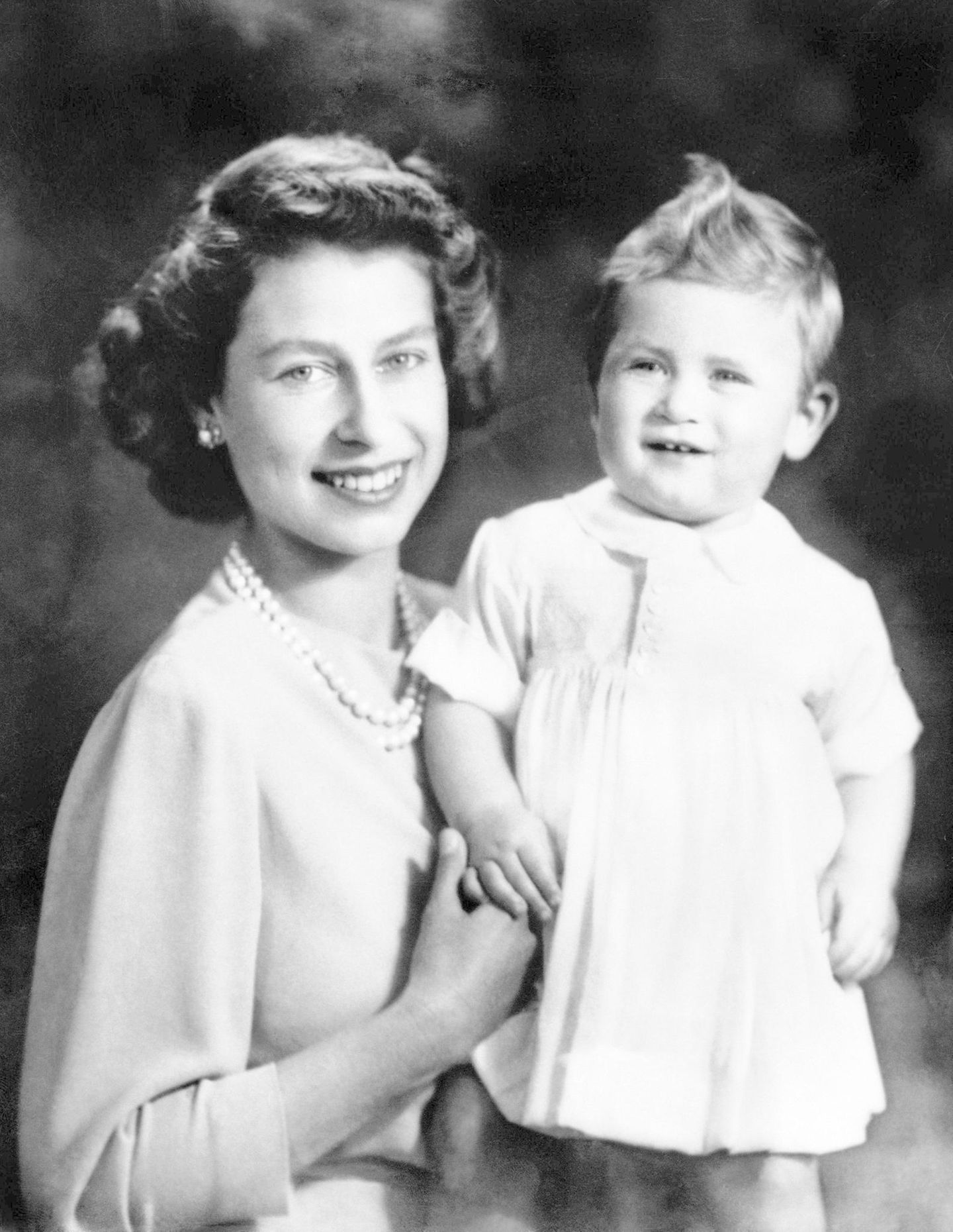 Zwei Tage vor dem zweiten Geburtstag von Prinz Charles ensteht 1949 dieses fröhliche Bild von ihm und seiner Mutter Prinzessin Elizabeth. Man hält für den kleinen Prinzen fest, er wiege 11,11 Kilogramm, habe sechs Zähne und könnte einige Schritte laufen. Zumindest die Haartolle meint man später an Prinz George wiederzuentdecken ...