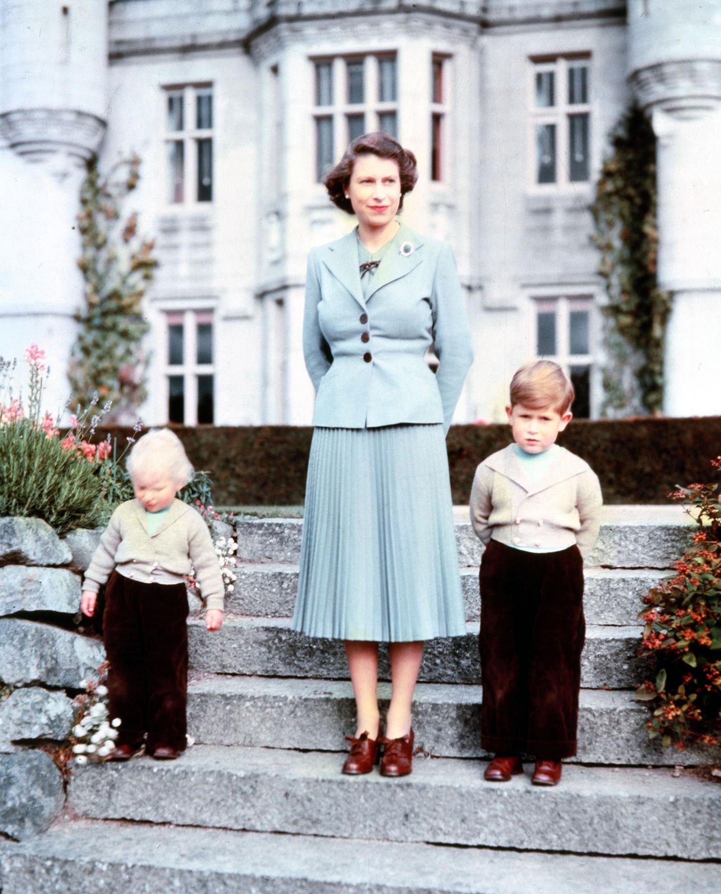 In Windsor stehen Queen Elizabeth und ihre beiden ältesten Kinder Anne und Charles 1953 für ein Foto bereit. Während man heute Prinz George in dem Alter quasi nur mit kurzen Hosen kennt, trägt sein Großvater damals lange Hosen. Auch in dieser Hinsicht also eine neue Generation ...