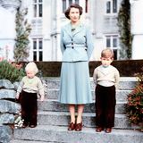 In Windsor stehen Queen Elizabeth und ihre beiden ältesten Kinder Anne und Charles 1953 für ein Foto bereit. Während man heute Prinz George in dem Alter quasi nur mit kurzen Hosen kennt, trägt sein Großvater damals lange Hosen. Auch in dieser Hinsicht also eine neue Generation ...