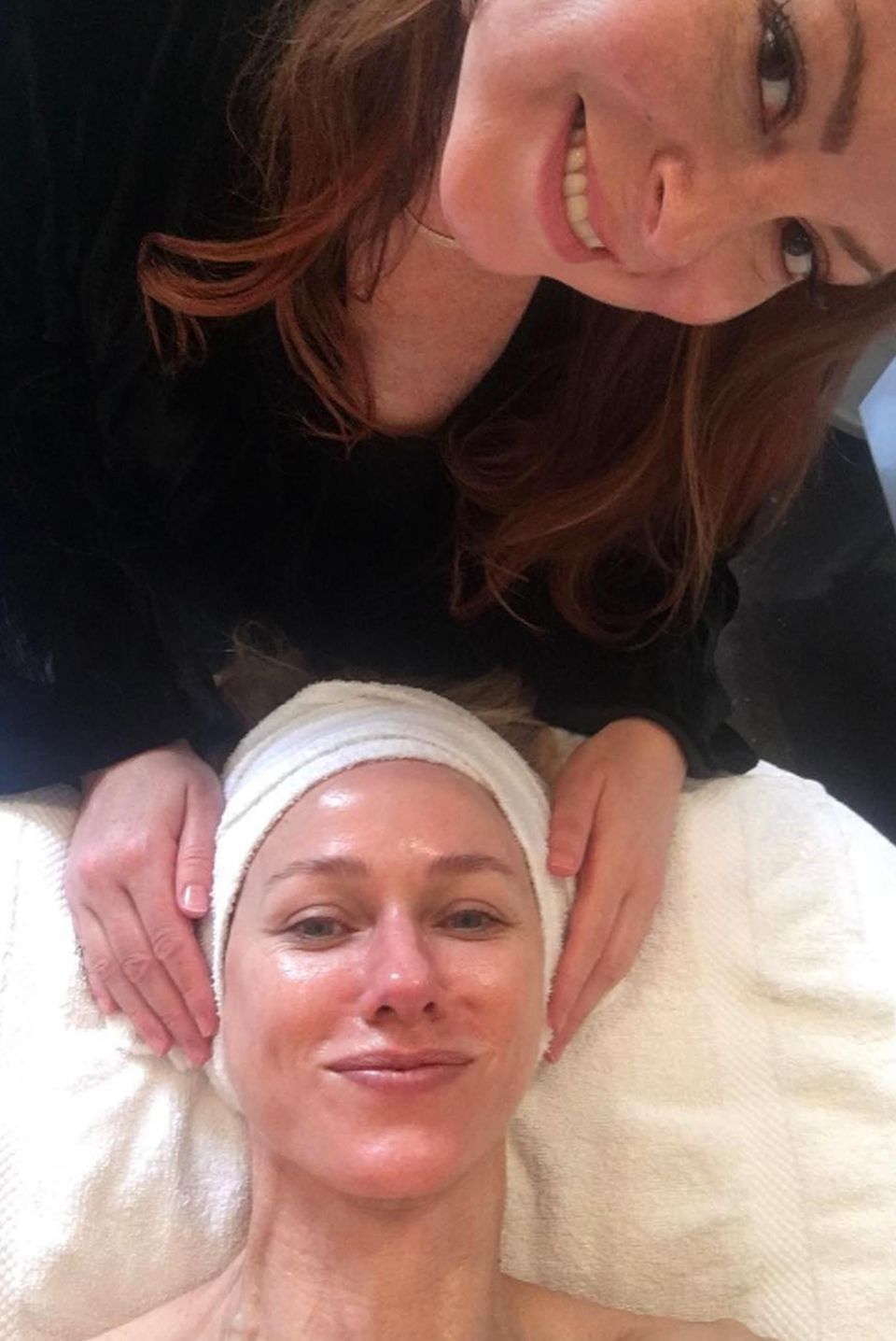 Naomi Watts verbringt ihren freien Tag bei der Kosmetikerin. Bei Joanna Vargas in New York kann sie offenbar besonders gut entspannen. "Wir sind gute Freunde geworden, denn sie kann mit ihren Händen zaubern und sie schwört mir, dass ich nicht schnarche", scherzt die Schauspielerin zu diesem Bild, das sie nach dem Facial auf Instagram teilt.