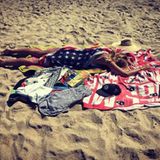 4. Juli 2016 - Kalifornien   Eingewickelt in eine amerikanische Flagge, genießt Heidi die Sonnenstrahlen am amerikanischen Feiertag.