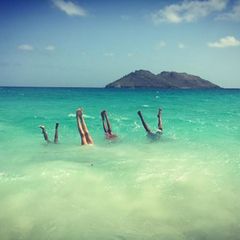 19. August 2016 - Im Paradies   Später geht die ganze Familie Baden und übt Synchronschwimmen.