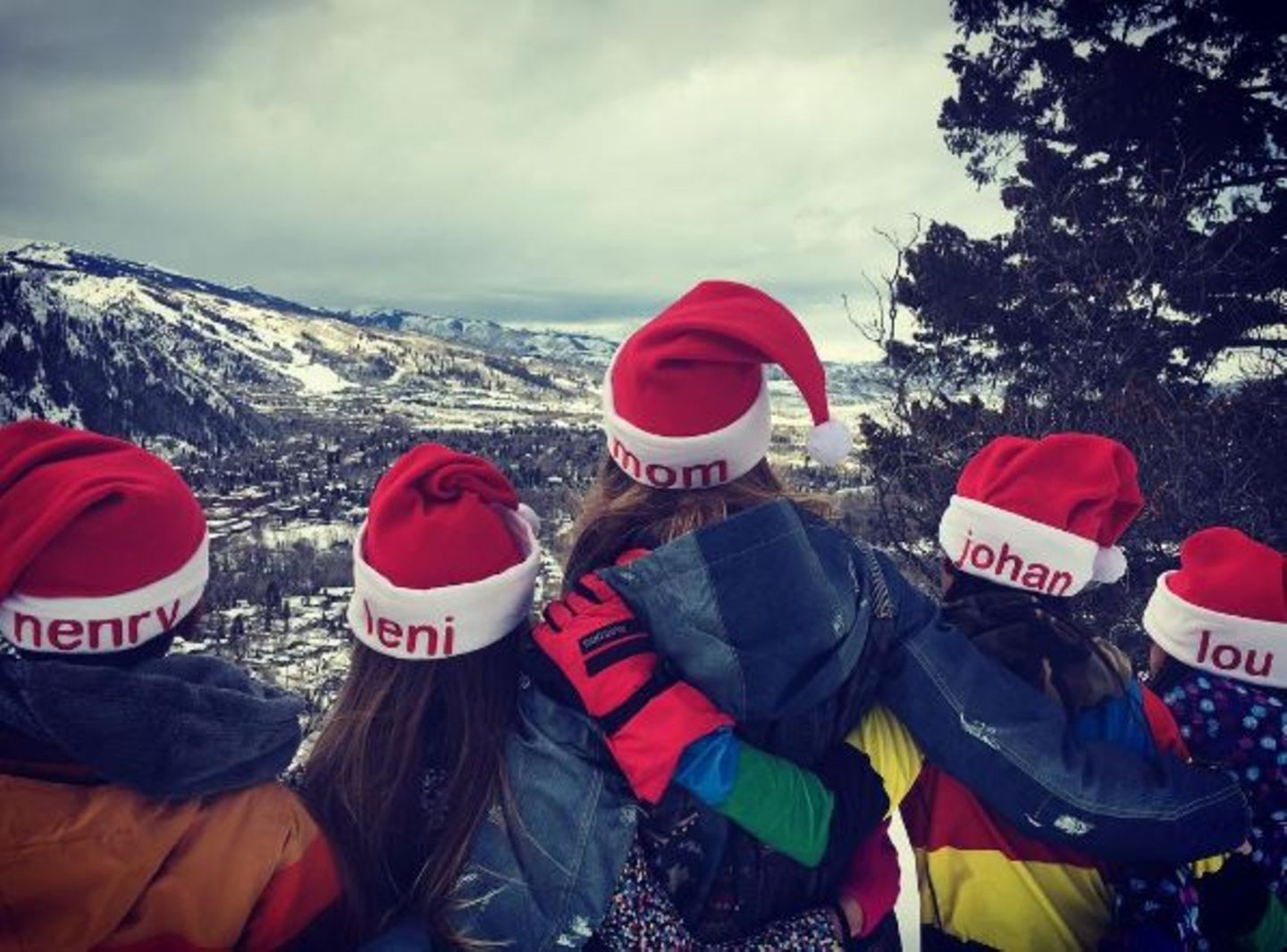 24. Dezember 2016 - In den Bergen   Winterliche Kulisse, Schnee und Berge, so sieht Weihnachten für Familie Klum aus. In personalisierten Santa-Mützen grüßt die Modelmama alle Fans.