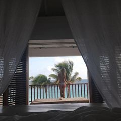 19. August 2016 - Im Paradies   Das ist der Blick den Heidi Klum morgens genießt, Palmen und Meer. Wir dürfen uns über ihren entzückenden Rücken auf diesem Foto freuen.