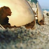 1. März 2016- Kalifornien   Perfekte Erholung: Einsamer Strand, Sonnenbrille liegt im Sand und spiegelt Heidi Klum, wie sie den Blick in die Ferne gerichtet hat.