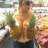 Ja, selbst ein gewöhnlicher Einkauf entwickelt sich mit Mariah Carey zu einer Mischung aus Plus-Size-Assoziationen und dem Wunsch eine Petition gegen Missbrauch von wehrlosen Obstpflanzen zu starten.