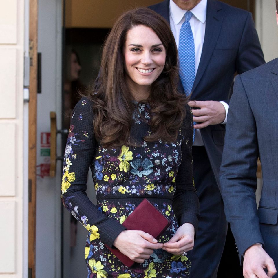 Bei einem royalen Termin in London präsentierte sich Herzogin Catherine in einem floralen "Erdem"-Kleid für rund 1.200 Euro.