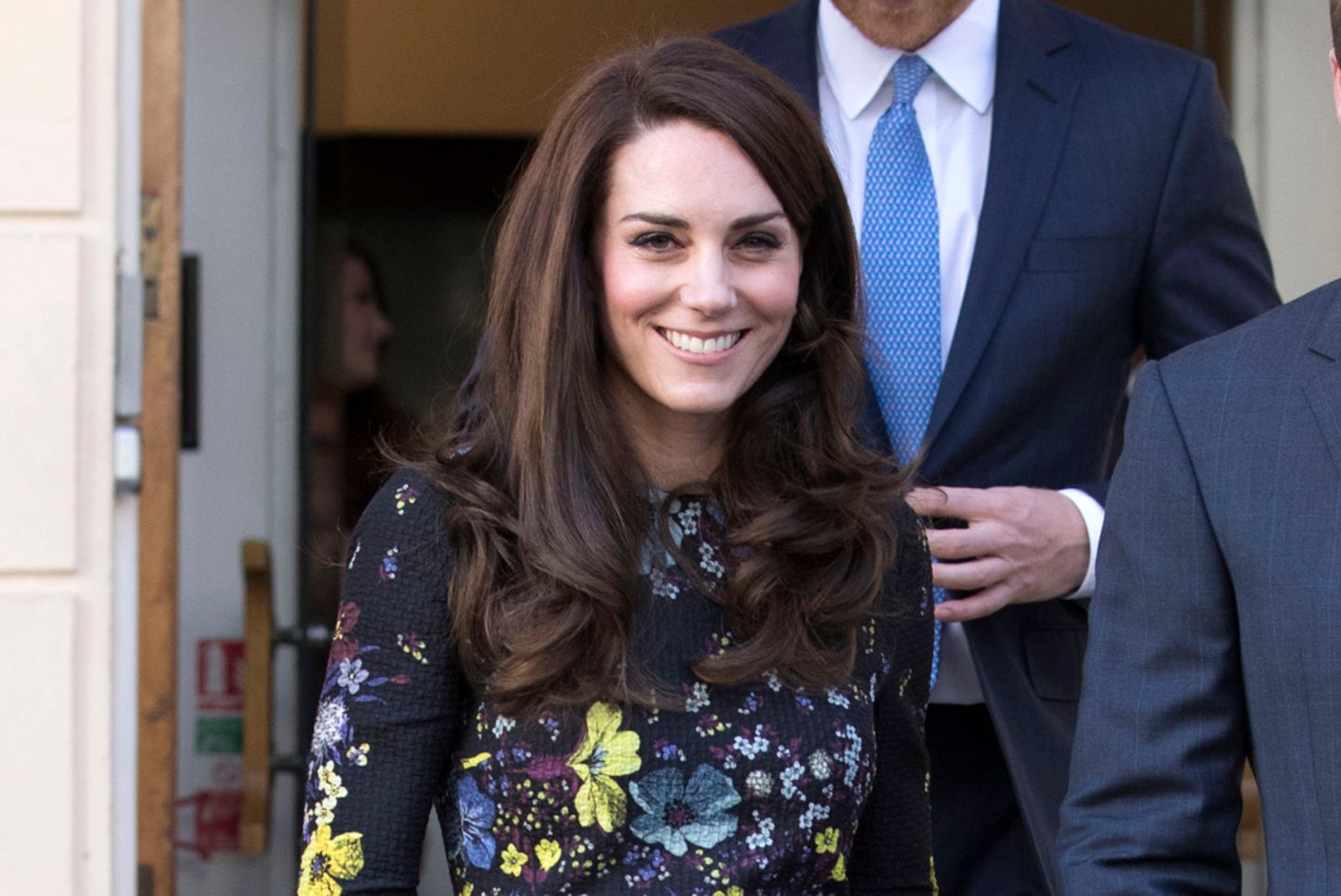 Herzogin Catherine : Bei einem royalen Termin in London präsentierte sich Herzogin Catherine in einem floralen "Erdem"-Kleid für rund 1.200 Euro. Bei einem royalen Termin in London präsentierte sich Herzogin Catherine in einem floralen "Erdem"-Kleid für rund 1.200 Euro.