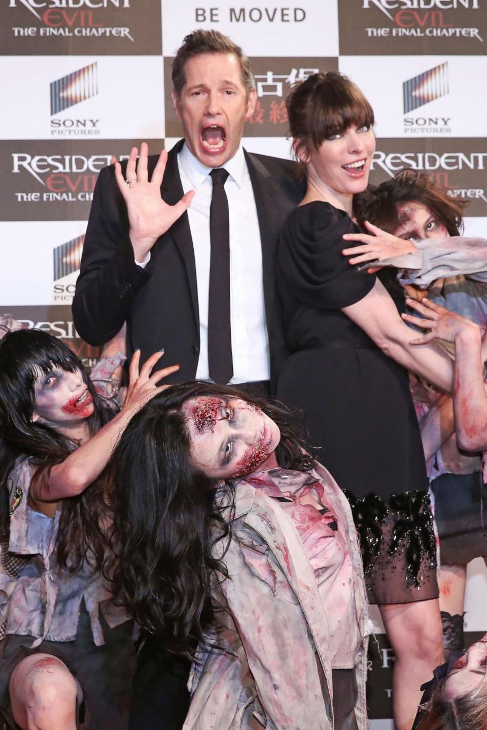 16. Januar 2017: Zur Filmpremiere von "Resident Evel: The Final Chapter" sind Regiseur Paul William Anderson und Hauptdarstellerin Milla Jovovich umzingelt von Untoten. Das Paar ist seit acht Jahren verheiratet, sie haben zwei Kinder. 16. Januar 2017: Zur Filmpremiere von "Resident Evel: The Final Chapter" sind Regiseur Paul William Anderson und Hauptdarstellerin Milla Jovovich umzingelt von Untoten. Das Paar ist seit acht Jahren verheiratet, sie haben zwei Kinder.