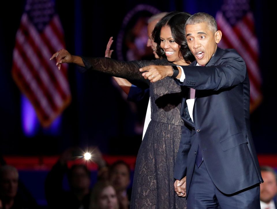 Sie haben Geschichte geschrieben: Als erster schwarzer US-Präsident regierte Barack Obama acht Jahre lang in Washington D.C. Nun nehmen sie Hand in Hand Abschied. Das Powerpaar Michelle und Präsident Barack Obama bedanken sich beim amerikanischen Volk. Sie haben Geschichte geschrieben: Als erster schwarzer US-Präsident regierte Barack Obama acht Jahre lang in Washington D.C. Nun nehmen sie Hand in Hand Abschied. Das Powerpaar Michelle und Präsident Barack Obama bedanken sich beim amerikanischen Volk.