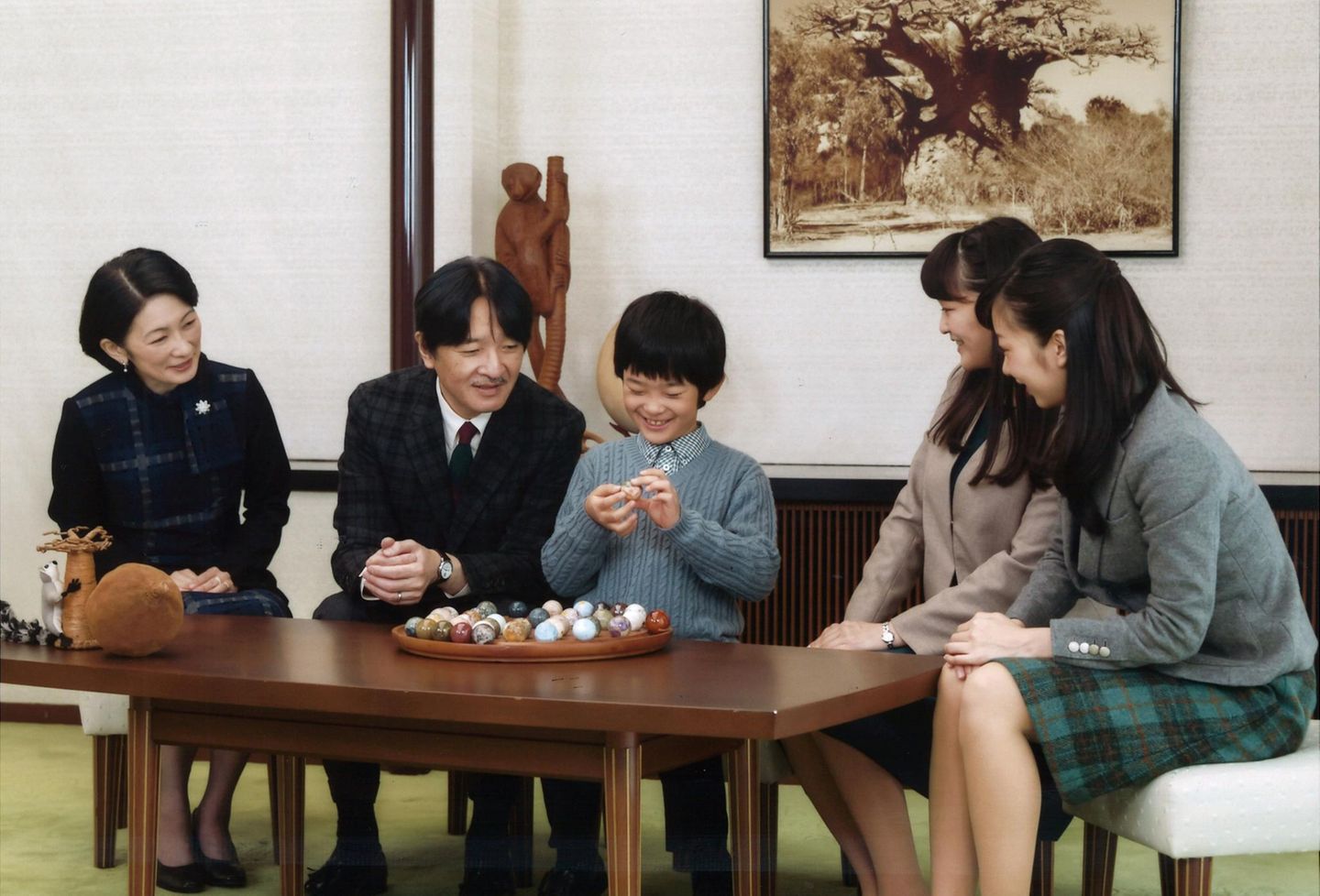 30. November 2016  Prinz Akishino wird 51 Jahre alt und lässt sich mit seiner Familie fotografieren. Um den Tisch versammelt haben sich seine drei Kinder Hisahito, Mako, Kako und seine Frau Kiko.