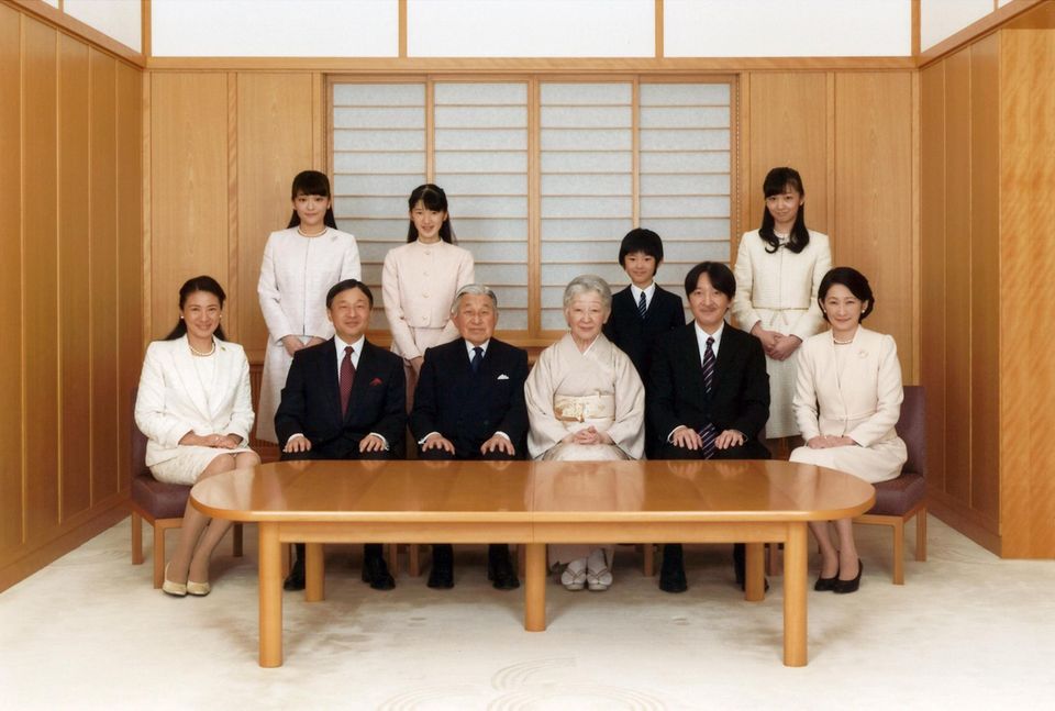 28. November 2016 Japans Kaiserpaar lässt ein Foto veröffentlichen, dass die ganze Familie gemeinsam zeigt. Prinz Naruhito und seine Frau Masako und Tochter Aiko sowie Prinz Akishino und dessen Ehefrau Kiko mit den Kindern Mako, Kako und Hisahito. 28. November 2016 Japans Kaiserpaar lässt ein Foto veröffentlichen, dass die ganze Familie gemeinsam zeigt. Prinz Naruhito und seine Frau Masako und Tochter Aiko sowie Prinz Akishino und dessen Ehefrau Kiko mit den Kindern Mako, Kako und Hisahito.