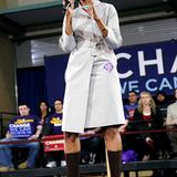 Im Wahlkampf für ihren Mann zeigte sich Michelle Obama 2008 auch gern mal in toughen Outfits wie diesem Trenchcoat-Kleid mit Wildlederstiefeln.