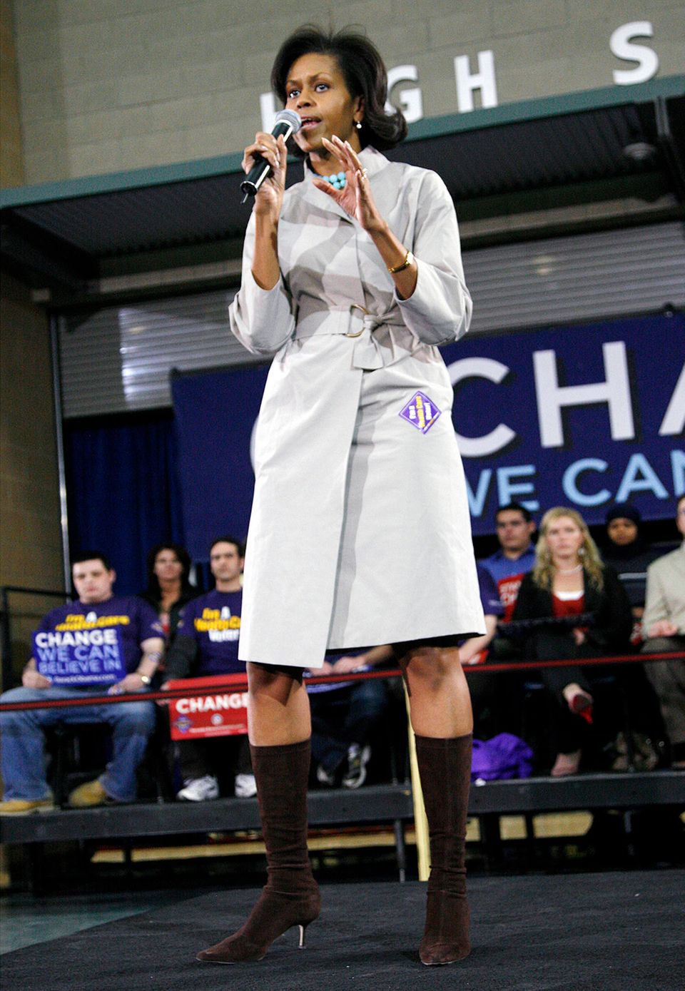 Im Wahlkampf für ihren Mann zeigte sich Michelle Obama 2008 auch gern mal in toughen Outfits wie diesem Trenchcoat-Kleid mit Wildlederstiefeln.