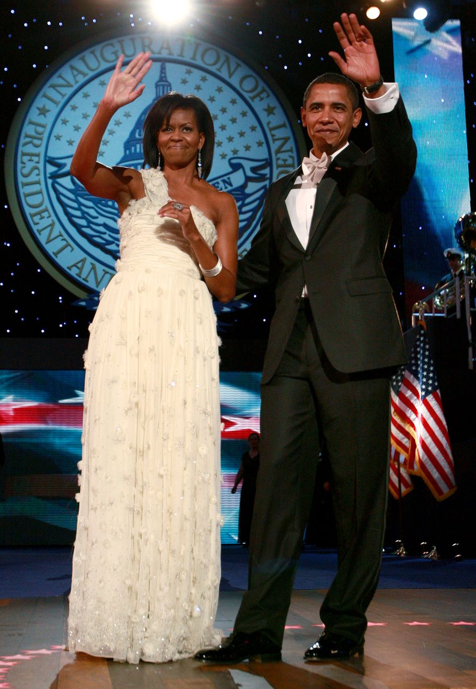 Abends beim Ball bezaubert die frischgebackene First Lady Michelle Obama im einem traumhaften weißen Ballkleid. Bei dem Designer ihres One-Shoulder-Kleides handelt es sich um Jason Wu, ein bis dato noch eher unbekannten Designer. Natürlich konnte er sich nach diesem Auftritt kaum vor Aufträgen retten.