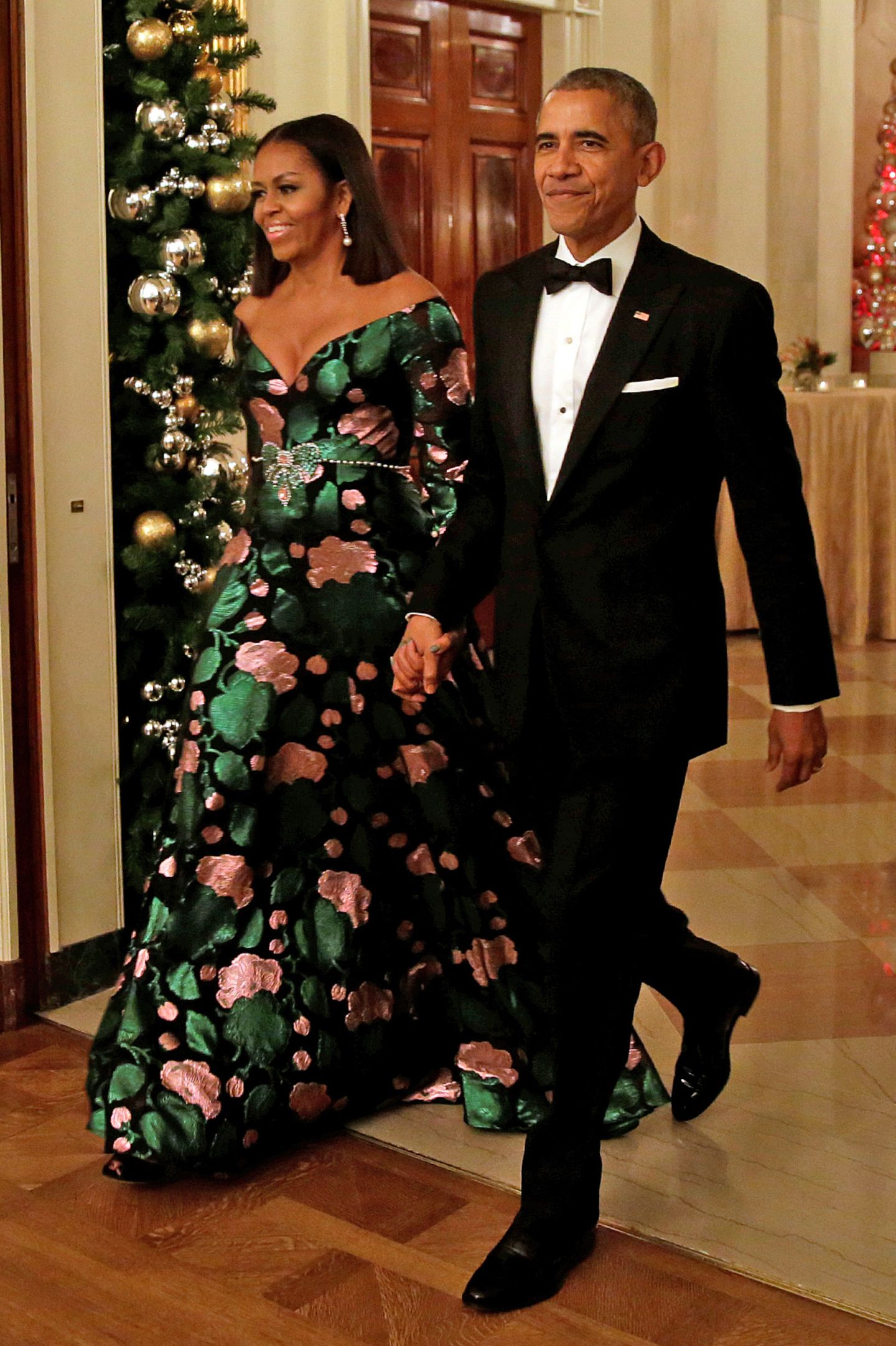 Wunderschön weihnachtlich zeigt sich Michelle Obama beim Empfang des Kennedy Centers im Weißen Haus.