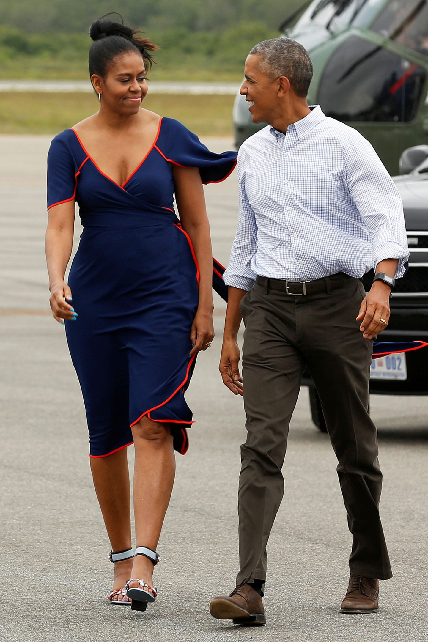 Ab in den verdienten Urlaub nach Martha's Vineyard geht es für Michelle im eleganten, blauen Sommerkleid.