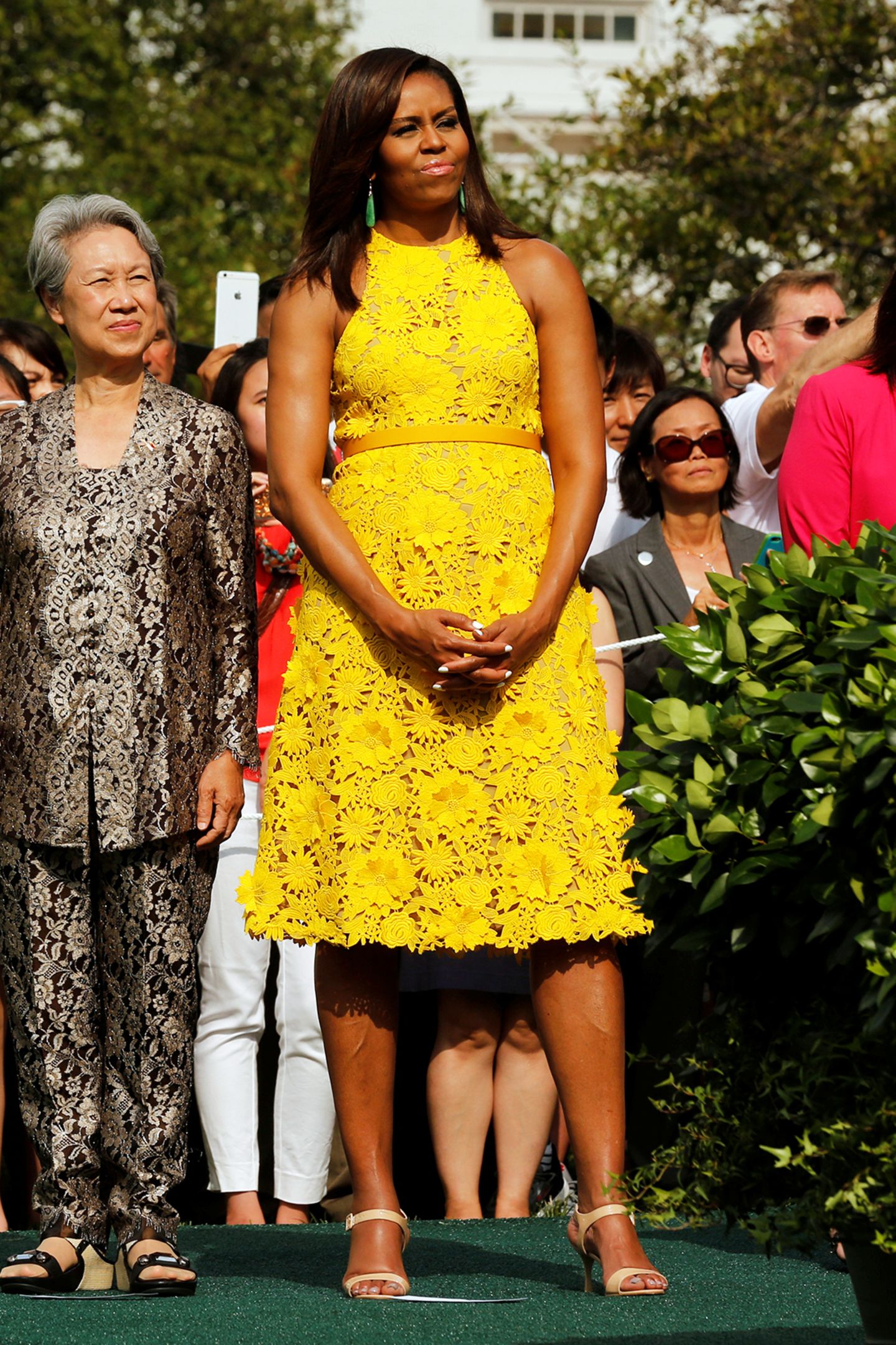 Im sonnengelben, floralen Spitzendress ist Michelle beim Empfang des Premierministers von Singapur Lee Hsien Loong und seiner Frau Ho Ching ein strahlender Hingucker.