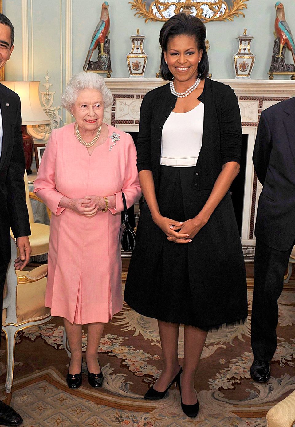 Zurückhaltend im schwarz-weißen Ensemble besucht Michelle Obama im April 2009 mit ihrem Mann Barack Queen Elizabeth im Buckingham Palast.