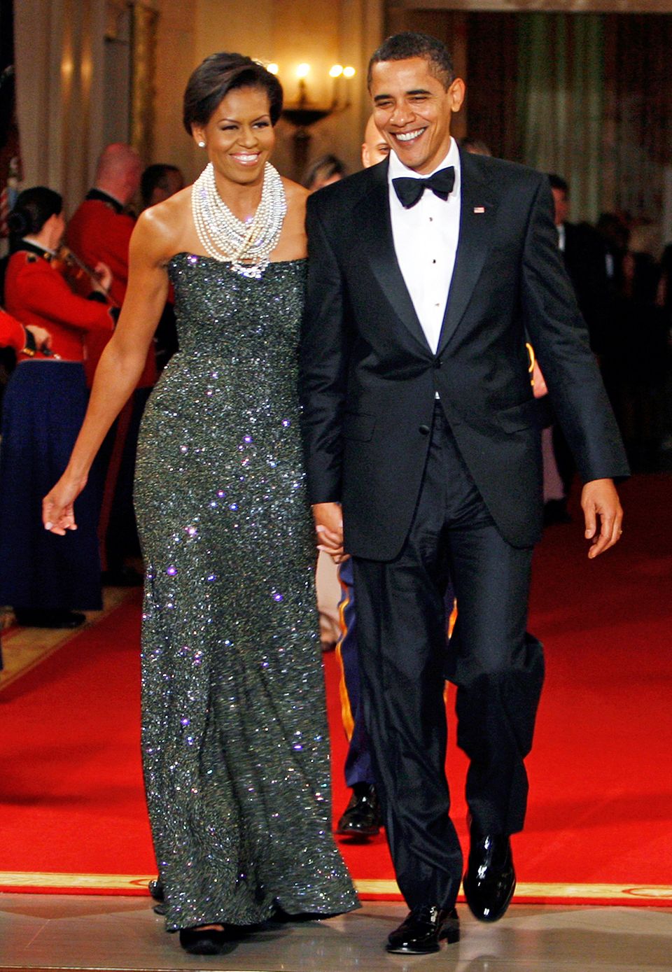 Beim Governor's Dinner 2009 beeindruckt Michelle Obama im grau-glitzernden Glamour-Kleid.