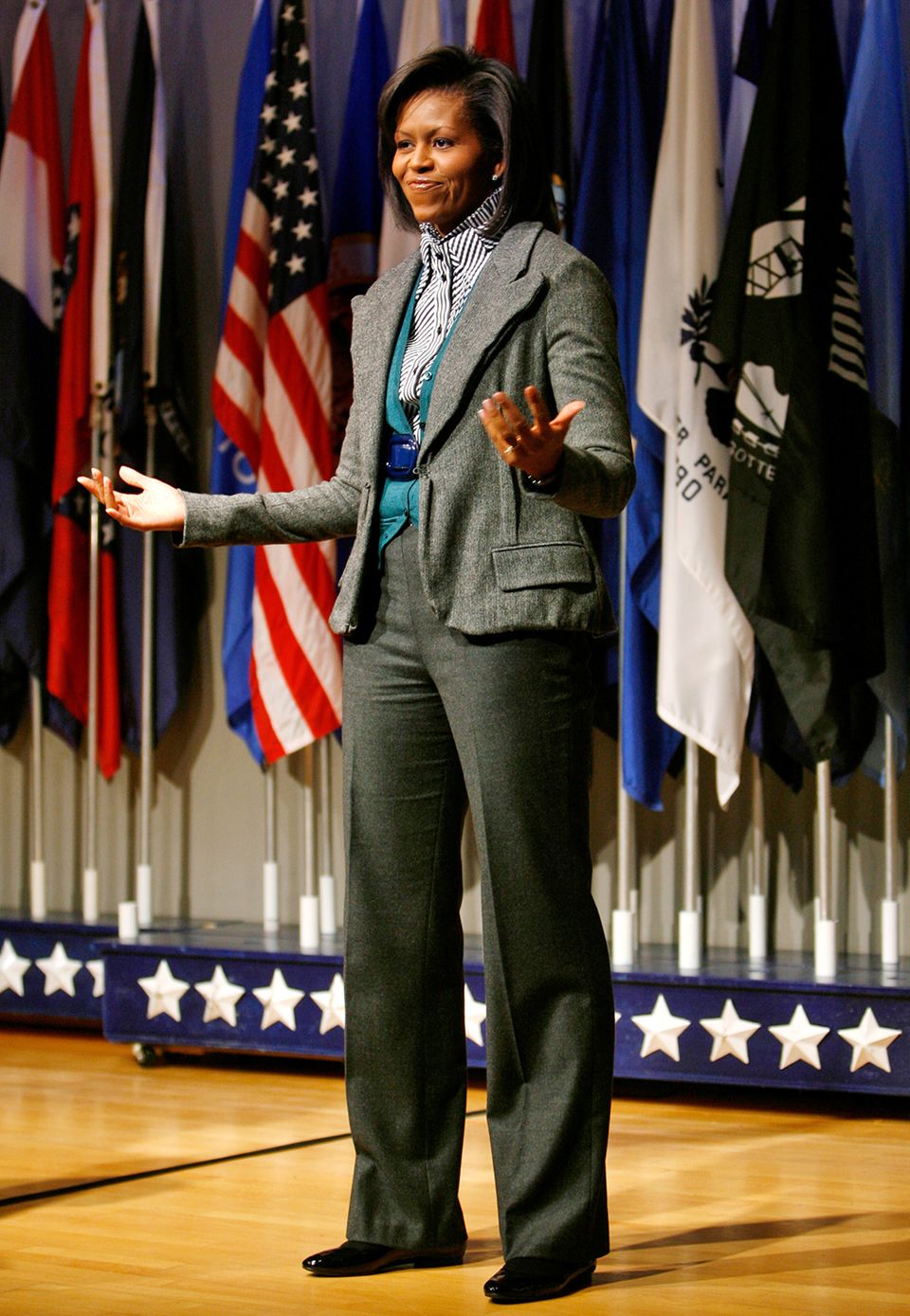 First Lady Michelle Obama kann sogar den etwas biedern Lehrer-Look im Tweed-Anzug stylisch aussehen lassen.