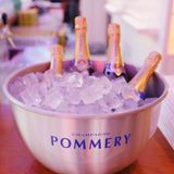 Cheers! Wir stoßen mit Champagner von Pommery an.