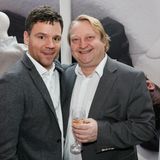 Lewin Berner (Sioux) und Heiko Hager (Gruner + Jahr) stoßen mit einem Glas Pommery-Champagner auf das gut besuchte Event an.