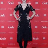 "GNTM"-Siegerin Kim Hnizdo strahlt in einem blumigen Kleid in die Kameras.