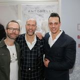 GALA-Modechef Marcus Luft freut sich über den Besuch von Timm Hartmann (Hartmann Communications) und Marco Berni von Antonelli, der die neue Frühjahr/Sommer-Kollektion präsentiert.