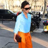 Wow, was für ein Auftritt! Victoria Beckham ist selbst wieder einmal ihr bestes Modell und begeistert im farbenfrohen Look, bestehend aus Oversized-Marlenehose und klassischer, blauer Bluse.