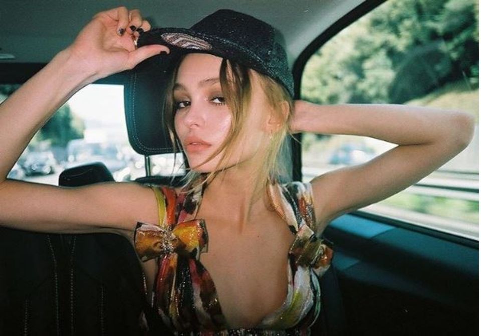 Auf Instagram präsentiert sie sich cool ihren 2,4 Millionen Abonnenten. Neben ihren Modeljobs hat die Tochter von Johnny Depp und Vanessa Paradis auch schon mehrere Filmrollen an Land ziehen können.