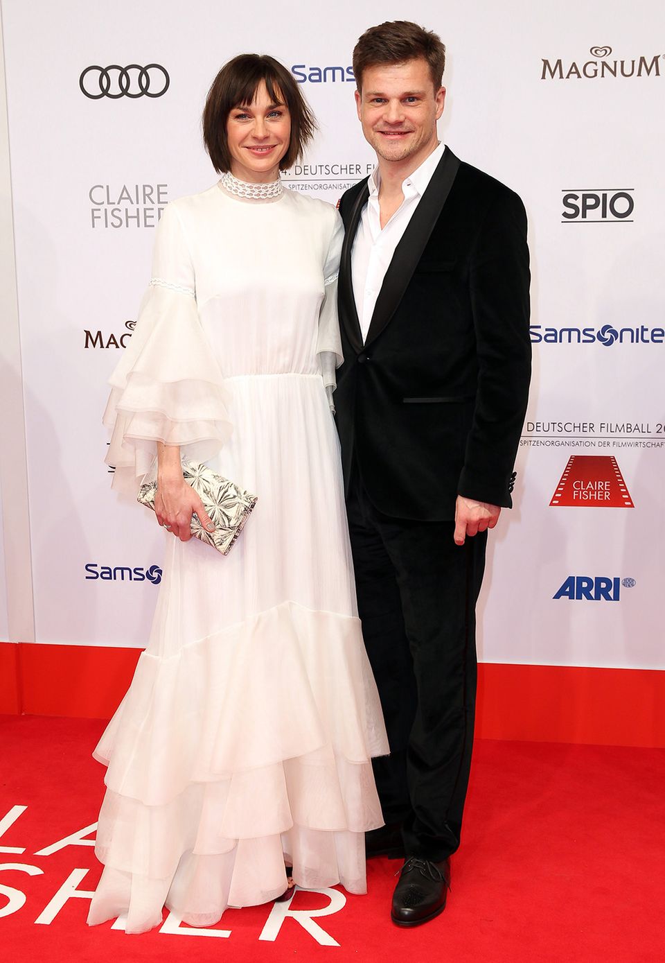 Christiane Paul, hier mit ihrem Mann Benjamin Hermann, bezaubert in romantischem Weiß.