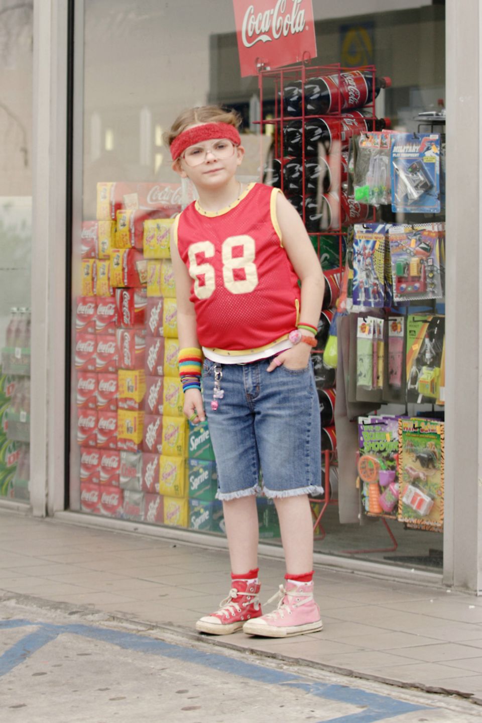 Als 2006 das Indie-Drama "Little Miss Sunshine" in die Kinos kam, schloss man einen Star sofort ins Herz: das kleine, wunderliche Mädchen Olive Hoover (Abigail Breslin). Mit nur zehn Jahren wurde sie zum Kinderstar. Als 2006 das Indie-Drama "Little Miss Sunshine" in die Kinos kam, schloss man einen Star sofort ins Herz: das kleine, wunderliche Mädchen Olive Hoover (Abigail Breslin). Mit nur zehn Jahren wurde sie zum Kinderstar.
