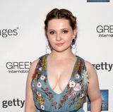 Mittlerweile ist aus dem Mädchen eine junge, schöne Frau geworden. Auch in der Schauspielkarriere sieht es gut aus: Abigail Breslin konnte unter anderem in "Im August in Osage County", "Final Girl" und "Maggie" Rollen ergattern.