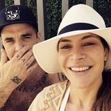 Januar 2017   Ayda Field und Robbie Williams sind ein eingespieltes Team und unterstützen sich bei ihren Projekten. Hier möchte Ayda ihre Fans zum Voting von "National TV Award" animieren und nutzt die Popularität ihres Mannes. 