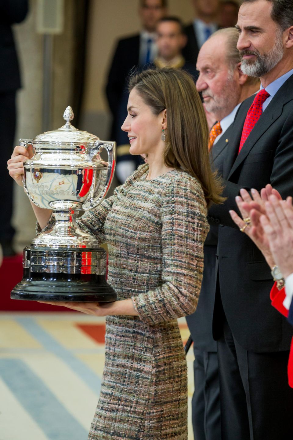 23. Januar 2017 Königin Letizia trägt einen übergroßen Pokal bei der Verleihung der Nationalen Sportpreise im Pardopalast Madrid. Neben ihr sind König Filipe und König Juan Carlos. 23. Januar 2017 Königin Letizia trägt einen übergroßen Pokal bei der Verleihung der Nationalen Sportpreise im Pardopalast Madrid. Neben ihr sind König Filipe und König Juan Carlos.