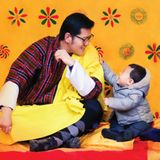31. Dezember 2016  Mit einem persönlichen Facebookposting und einem neuen Kalenderbild, das Jigme Namgyel zeigt, wie er offenbar nach Papas Brille langt, dankt Bhutans Königs für die überwältigenden Reaktionen auf die vorherigen Kalenderblätter.