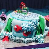 Lang hat die Zubereitung gedauert, aber es hat sich gelohnt: Jana Ina Zarrella zauberte diese wunderschöne Torte in Anlehnung an "Arielle, die Meerjungfrau". "Happy Birthday, meine Arielle!" - postete die Vorzeigemama.