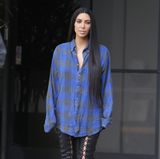 Was Altes, was Neues, was Geborgtes, was Blaues: Zu einem blau-grau karierten Hemd in Übergröße (vielleicht von Ehemann Kanye?) kombiniert Kim eine sexy Schnür-Lederhose und filigrane Riemchen-Heels. Der Lippenring ist wohl ihr neuestes Lieblings-Accessoire, die Lederhose für schlappe 2.400 Euro hat sie nicht zum ersten Mal an. 