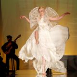 Coco Rocha tanzt ausgelassen über den Laufsteg von Jean Paul Gaultier.