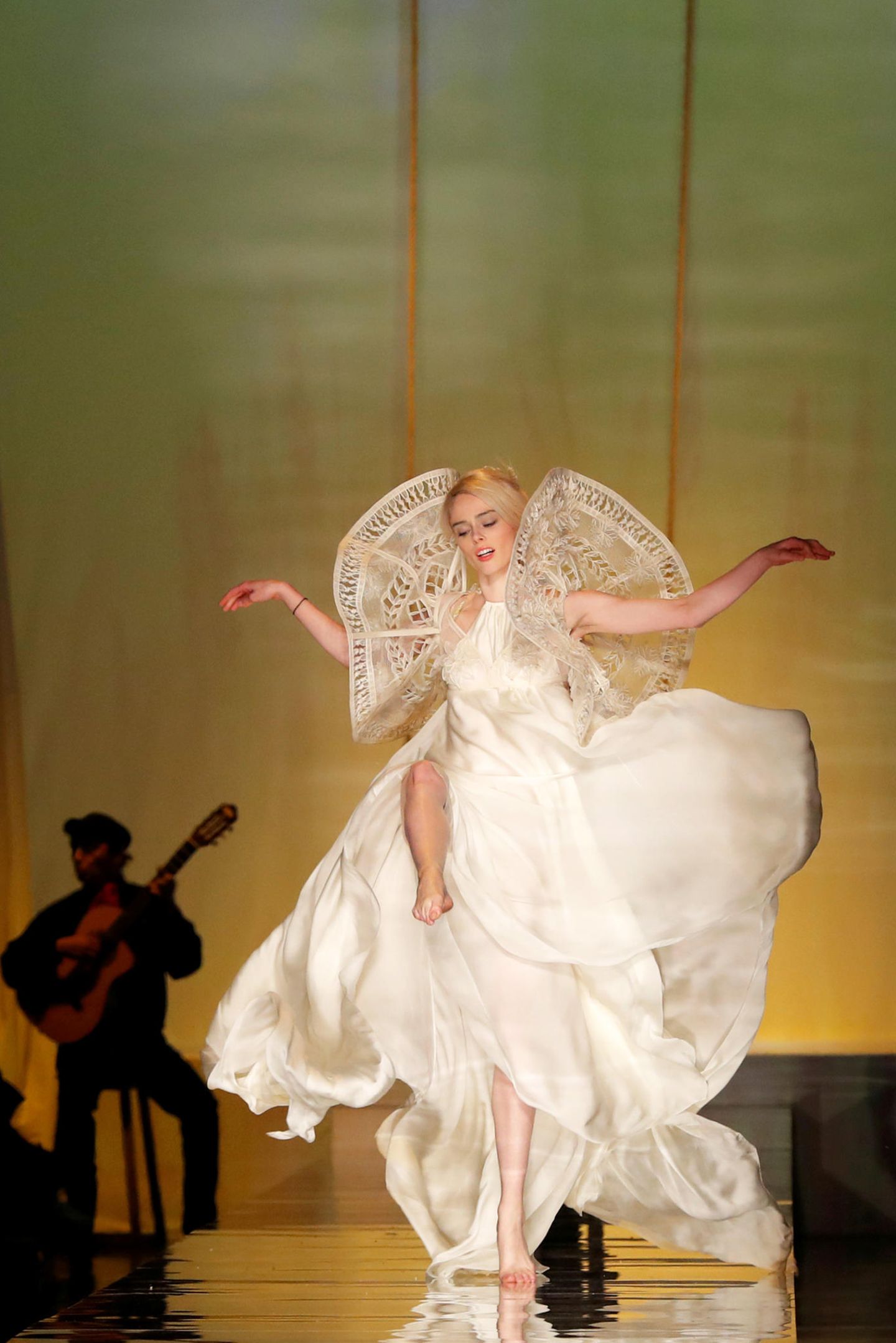 Coco Rocha tanzt ausgelassen über den Laufsteg von Jean Paul Gaultier.